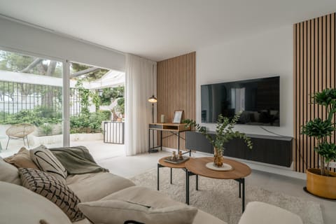TV and multimedia, Living room, Seating area, Evening entertainment