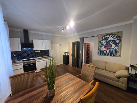 Communal lounge/ TV room, TV and multimedia, Kitchen or kitchenette, Living room, Seating area, Dining area, Evening entertainment, stove