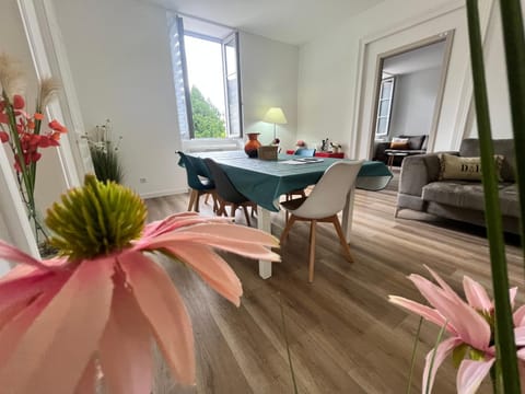 Living room, Seating area, Dining area, heating, internet