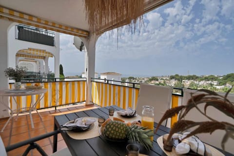 View (from property/room), Balcony/Terrace, Seating area, Dining area, City view