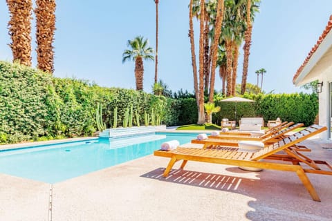Mountain View Desert Villa with Pool & Jacuzzi House in Palm Springs