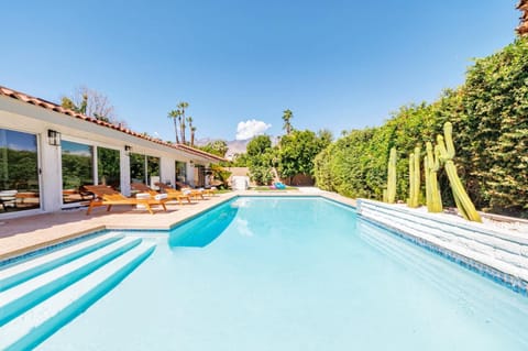 Mountain View Desert Villa with Pool & Jacuzzi House in Palm Springs