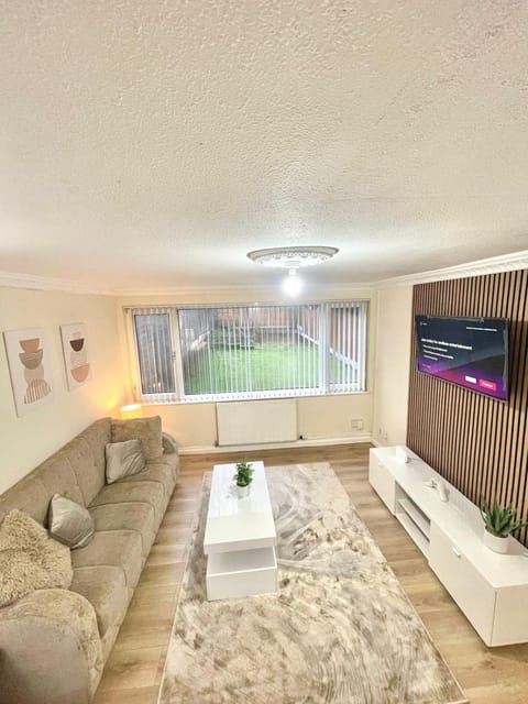 Communal lounge/ TV room, TV and multimedia, Living room, Seating area, Evening entertainment