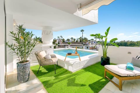Natural landscape, Balcony/Terrace, Seating area, Pool view, Sea view, Swimming pool