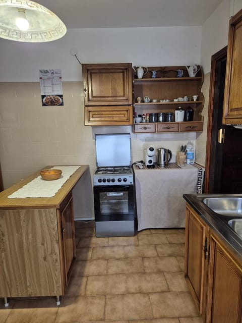 Coffee/tea facilities, Kitchen or kitchenette, oven