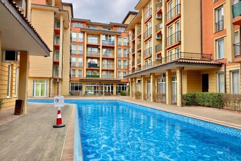 Property building, Day, Pool view, Swimming pool, sunbed