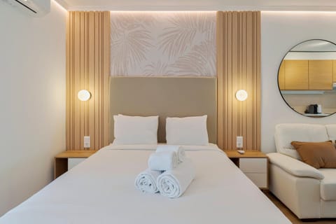 Bed, Living room, Photo of the whole room, Bedroom, towels, air conditioner