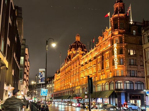 Property building, Nearby landmark, Night, Neighbourhood, City view, Street view, Location