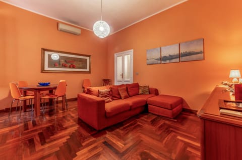 Living room, Seating area, Lunch