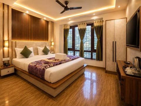Bed, TV and multimedia, Photo of the whole room, Bedroom, fireplace, wardrobe
