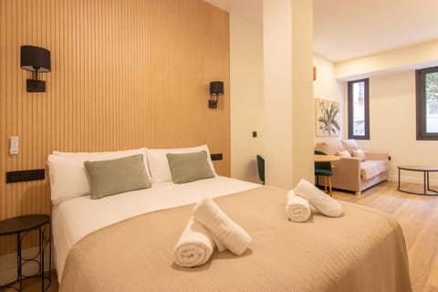 Bed, Photo of the whole room, Bedroom, towels