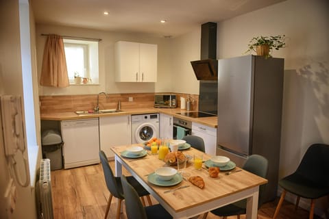 Food and drinks, Dining area, stove