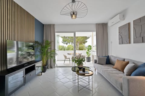 TV and multimedia, Living room, Seating area, Evening entertainment, air conditioner