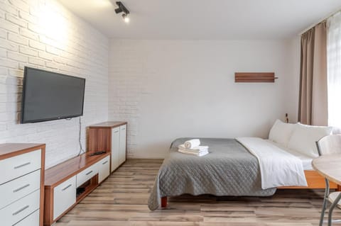 TV and multimedia, Photo of the whole room, Evening entertainment, Bedroom, towels