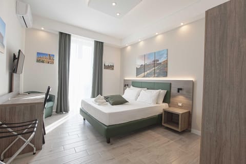 Bed, TV and multimedia, Bedroom