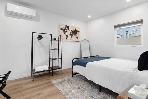 Bed, Photo of the whole room, Bedroom, air conditioner