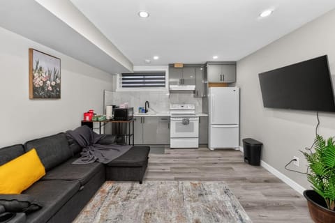 TV and multimedia, Kitchen or kitchenette, Living room, Seating area