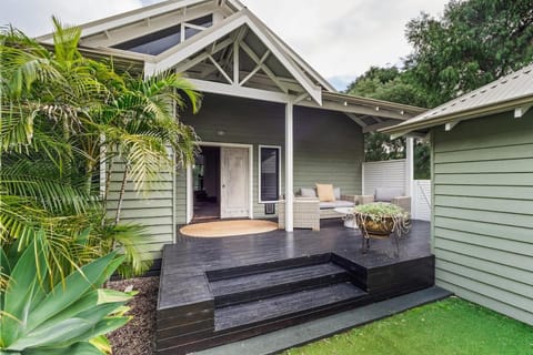 Property building, Patio, Garden, Balcony/Terrace
