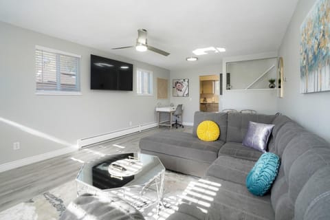 TV and multimedia, Living room, Seating area, Dining area