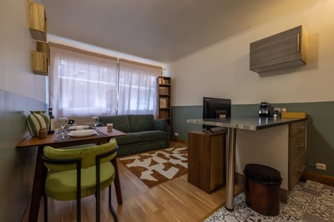 TV and multimedia, Kitchen or kitchenette, Living room, Seating area, Dining area