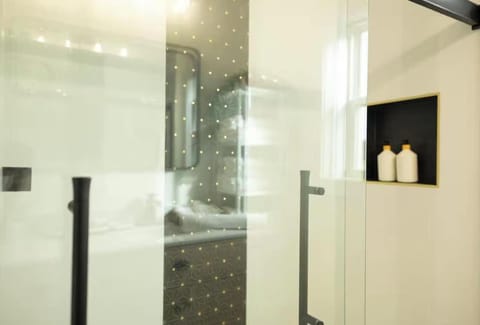 The Music Box - 13 acre Farm Tiny House Farm Stay in Tennessee