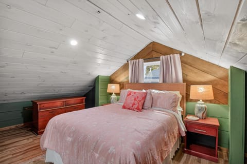 Modern Arts District Loft with Boat Parking cottage House in Somerset