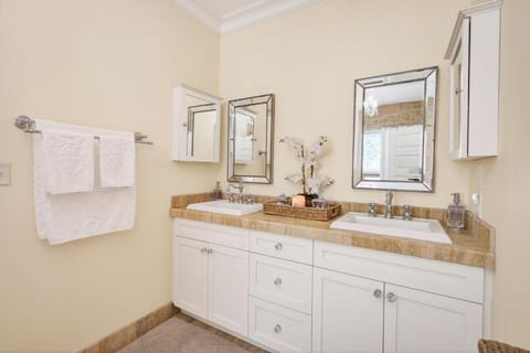 Authentic Ocean Springs Cottage Walk Downtown House in Ocean Springs