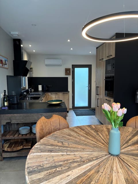 Kitchen or kitchenette, Seating area, Dining area, minibar