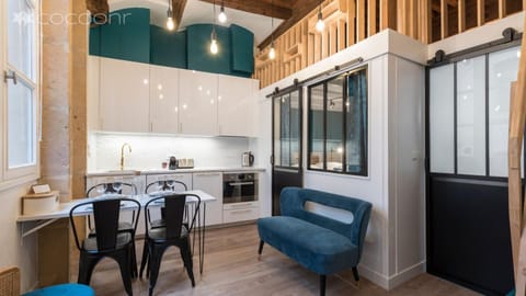 Property building, Coffee/tea facilities, Kitchen or kitchenette, Living room, Seating area, Dining area, oven, stove, toaster