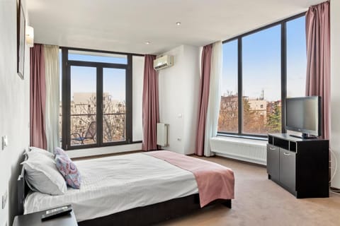 Bed, TV and multimedia, View (from property/room), Balcony/Terrace, Photo of the whole room, Bedroom, air conditioner