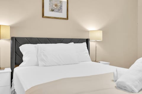 Private 2BR Suite Near Ambassador Bridge House in Windsor