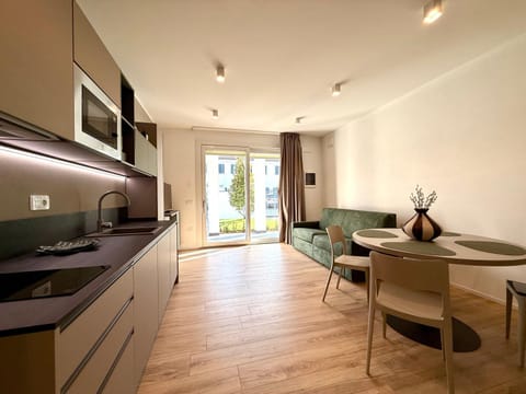 TV and multimedia, Kitchen or kitchenette, Living room, Seating area, Dining area, pet friendly, stove