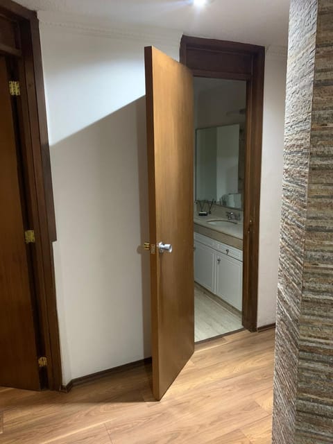 Hermosa Habitación y Baño Privado Servicio de Comidas y Spa a 10 Cuadras de Reforma a la Altura del Angel Bed and Breakfast in Mexico City