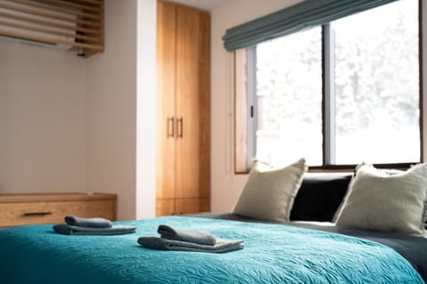 Bed, Bedroom, wardrobe, air conditioner