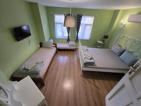 Communal lounge/ TV room, Bed, TV and multimedia, Living room, Photo of the whole room, Seating area, Evening entertainment, Bedroom, hair dresser