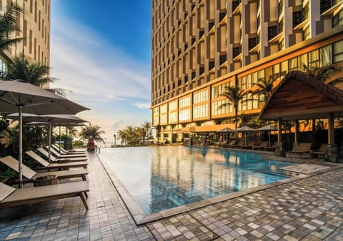 Property building, Day, Pool view, Swimming pool, Swimming pool