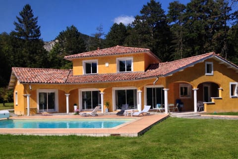 Property building, Spring, Day, Natural landscape, BBQ facilities, BBQ facilities, Garden, Balcony/Terrace, Garden view, Pool view, Swimming pool, sunbed