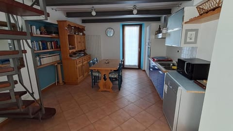 Kitchen or kitchenette, Dining area, oven, stove