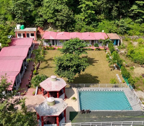 Property building, Spring, Day, Natural landscape, Bird's eye view, Garden, Garden view, Pool view, Swimming pool, sunbed
