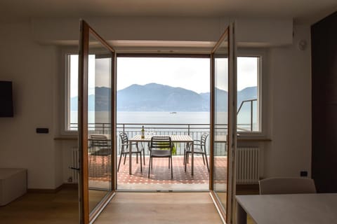 Balcony/Terrace, Living room, Dining area, Lake view, Mountain view