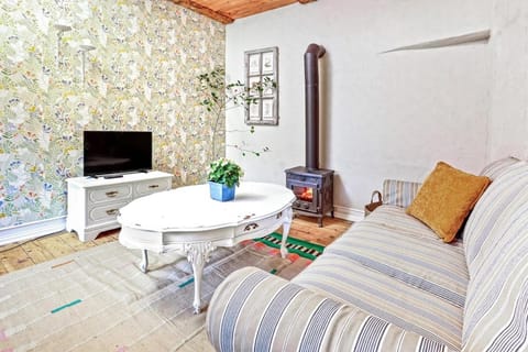 Communal lounge/ TV room, TV and multimedia, Living room, Seating area, Evening entertainment