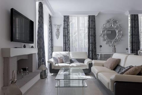 Communal lounge/ TV room, TV and multimedia, Living room, Seating area, Evening entertainment