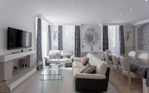 TV and multimedia, Living room, Seating area, Evening entertainment