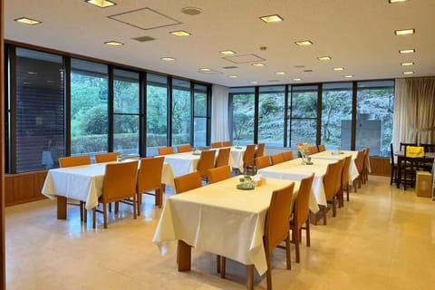 Restaurant/places to eat, Living room, Seating area