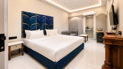 Bed, TV and multimedia, Photo of the whole room, Seating area, Bedroom
