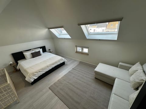 Bed, Seating area, Bedroom