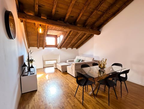 Bed, TV and multimedia, Kitchen or kitchenette, Living room, Photo of the whole room, Seating area, Dining area, Bedroom