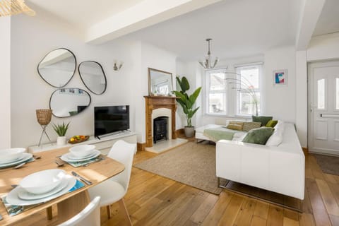 TV and multimedia, Living room, Dining area