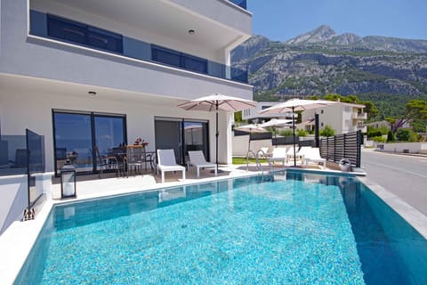 Mountain view, Swimming pool, sunbed