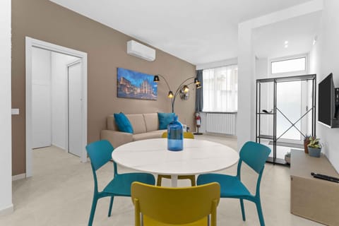 Communal lounge/ TV room, TV and multimedia, Living room, Seating area, Dining area, Evening entertainment